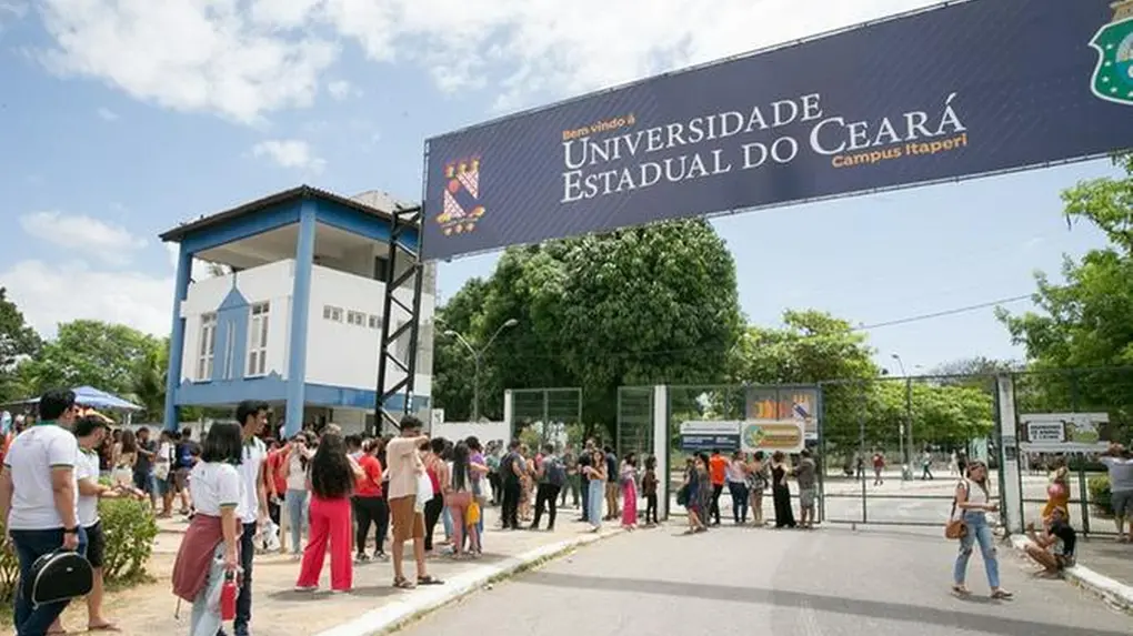 UECE realiza primeira fase do vestibular 2026.1 neste domingo, 12 ...